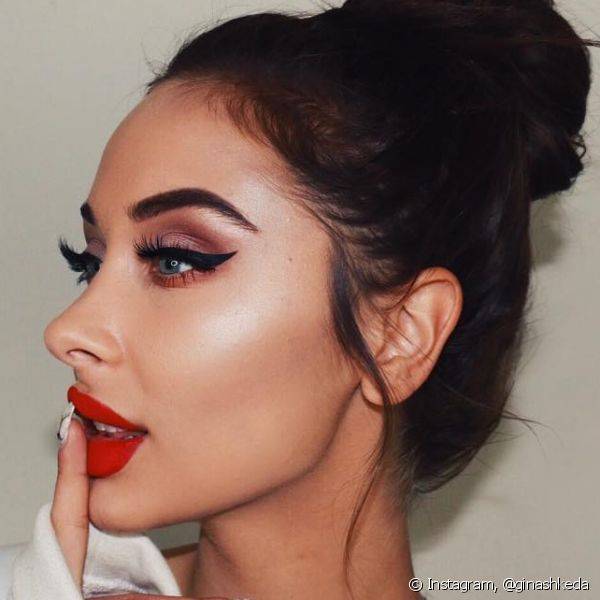 Red lips com lápis laranja é uma ótima opção para quem quer deixar a make com uma pegada bem moderninha e verão (Foto: Instagram @ginashkeda)